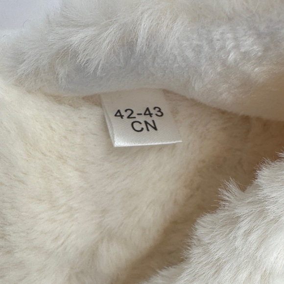 🤍 NWOT Cream Fuzzy Slippers w/ “MAMA Pearl” Embellishment – Size 10 🤍 - Picture 4 of 4